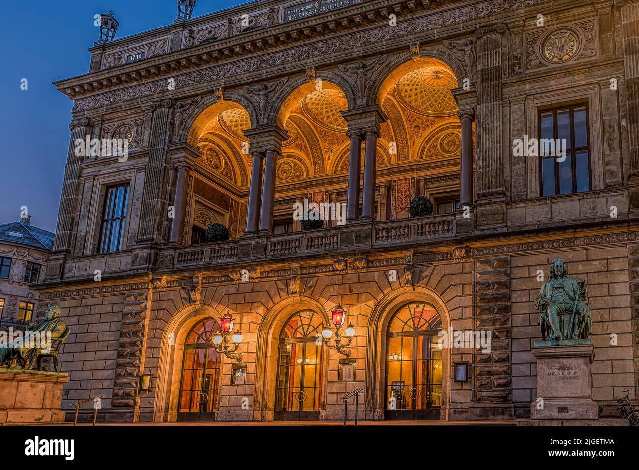 Teatro Real de Copenhague en una luz brillante por la noche, Kongens Nytorv, Copengagen, 16 de febrero de 2019 Foto de stock