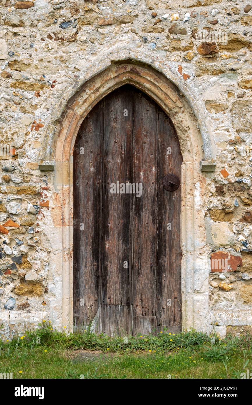 Detalles de la iglesia de San Miguel Tunstall Suffolk que muestra una pequeña puerta y ventanas de vidrio plano Foto de stock