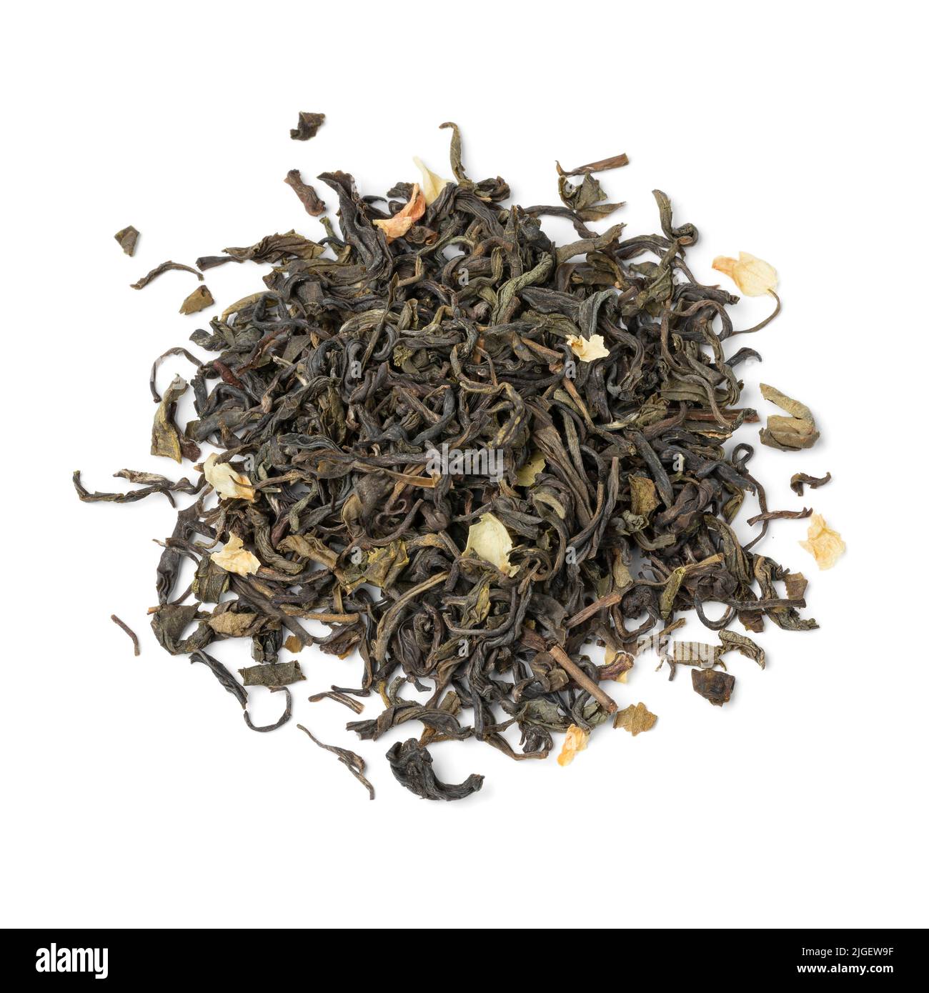 Montón de hojas secas de té de jazmín chino de cerca aisladas sobre fondo blanco Foto de stock
