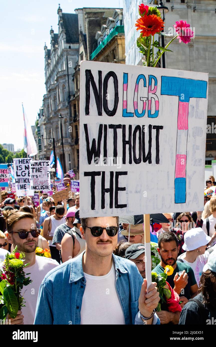 Londres, Reino Unido. 9th de julio de 2022. Miles de personas participan en una marcha Trans+ Pride en Londres desde el Arco de Wellington hasta el Soho. London Trans+ Pride es un evento de protesta de base que no está afiliado a Pride en Londres y que se centra en crear un espacio para que la comunidad trans, no binaria, intersexual y GNC de Londres se reúna para celebrar sus identidades y luchar por sus derechos. Crédito: Mark Kerrison/Alamy Live News Foto de stock