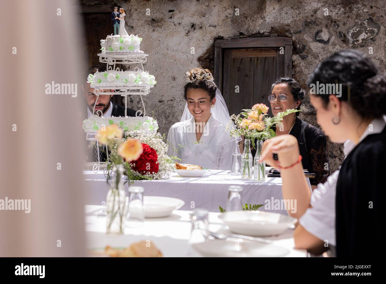 Chirche, Tenerife, 10 de julio de 2022. Se celebra una boda simulada. Los aldeanos celebran el Día de tradiciones, Día de las Tradiciones en el pequeño pueblo de montaña donde renactan escenas del estilo de vida rural vivido por sus antepasados en la década de 1940s Foto de stock