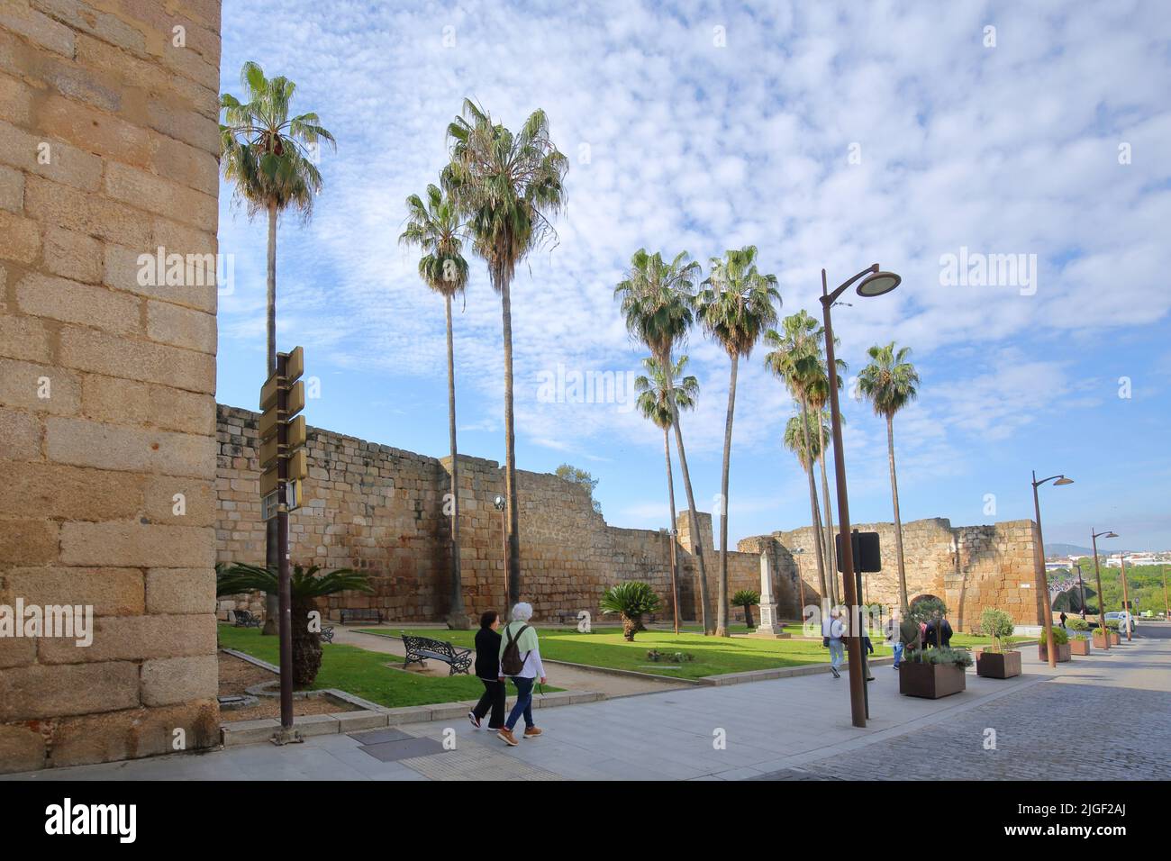 Plaza de las Meridas del Mundo con la muralla histórica de la ciudad de la  Alcazaba en Mérida, Extremadura, España Fotografía de stock - Alamy