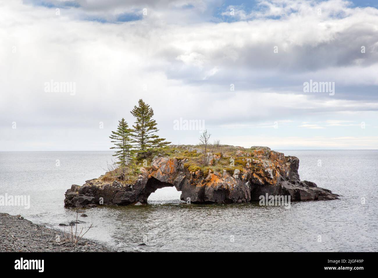 Isla y forma de tierra conocida como Hollow Rock en Lake Superior cerca de Grand Portage, Minnesota. Foto de stock