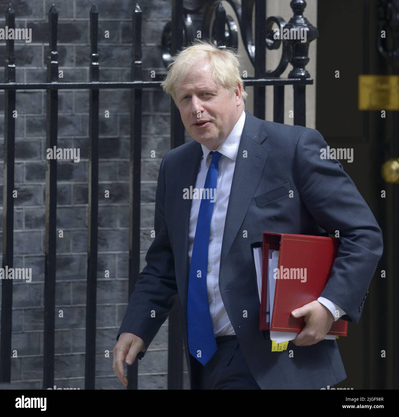 El Primer Ministro británico Boris Johnson abandona el 10 de Downing Street para las preguntas de los Primeros Ministros en la Cámara de los Comunes, 6th de julio de 2022 Foto de stock