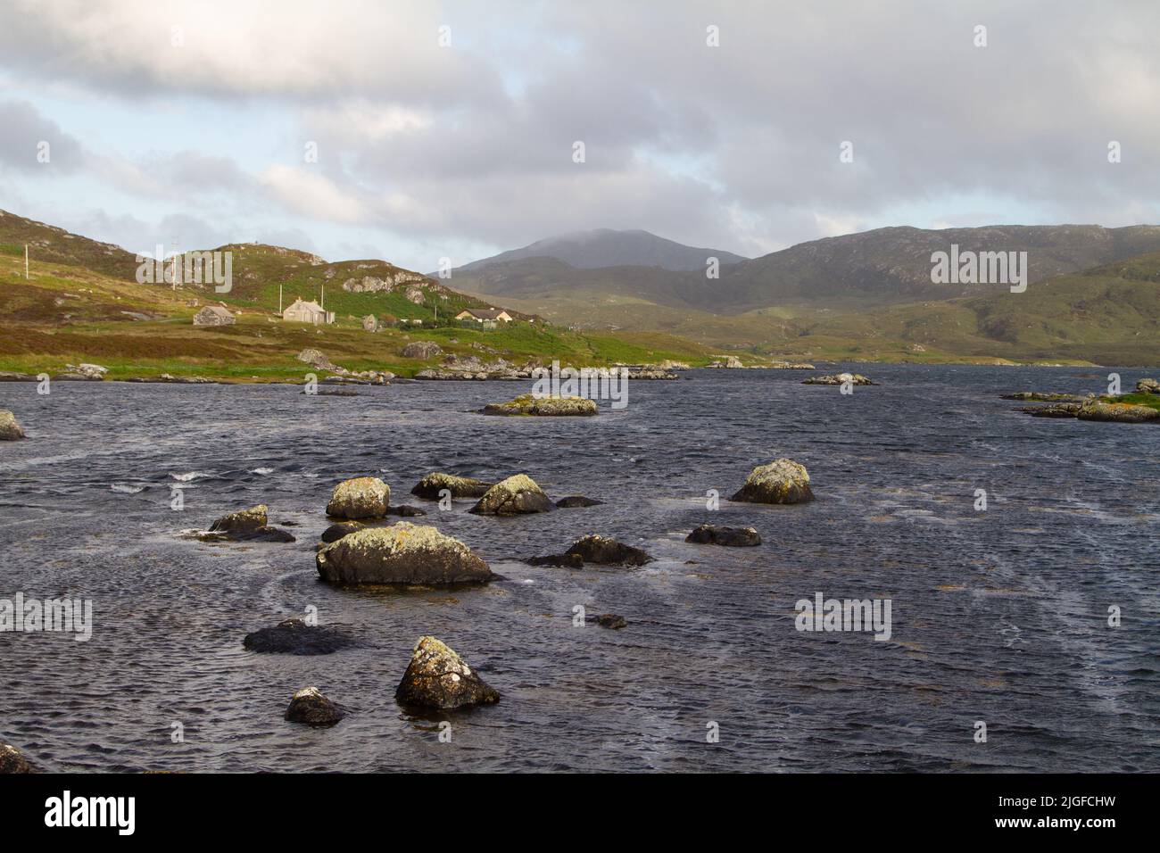 Tarde de verano en las orillas del lago Eynort, Uist del Sur, Hébridas/Islas del Oeste, Escocia Foto de stock