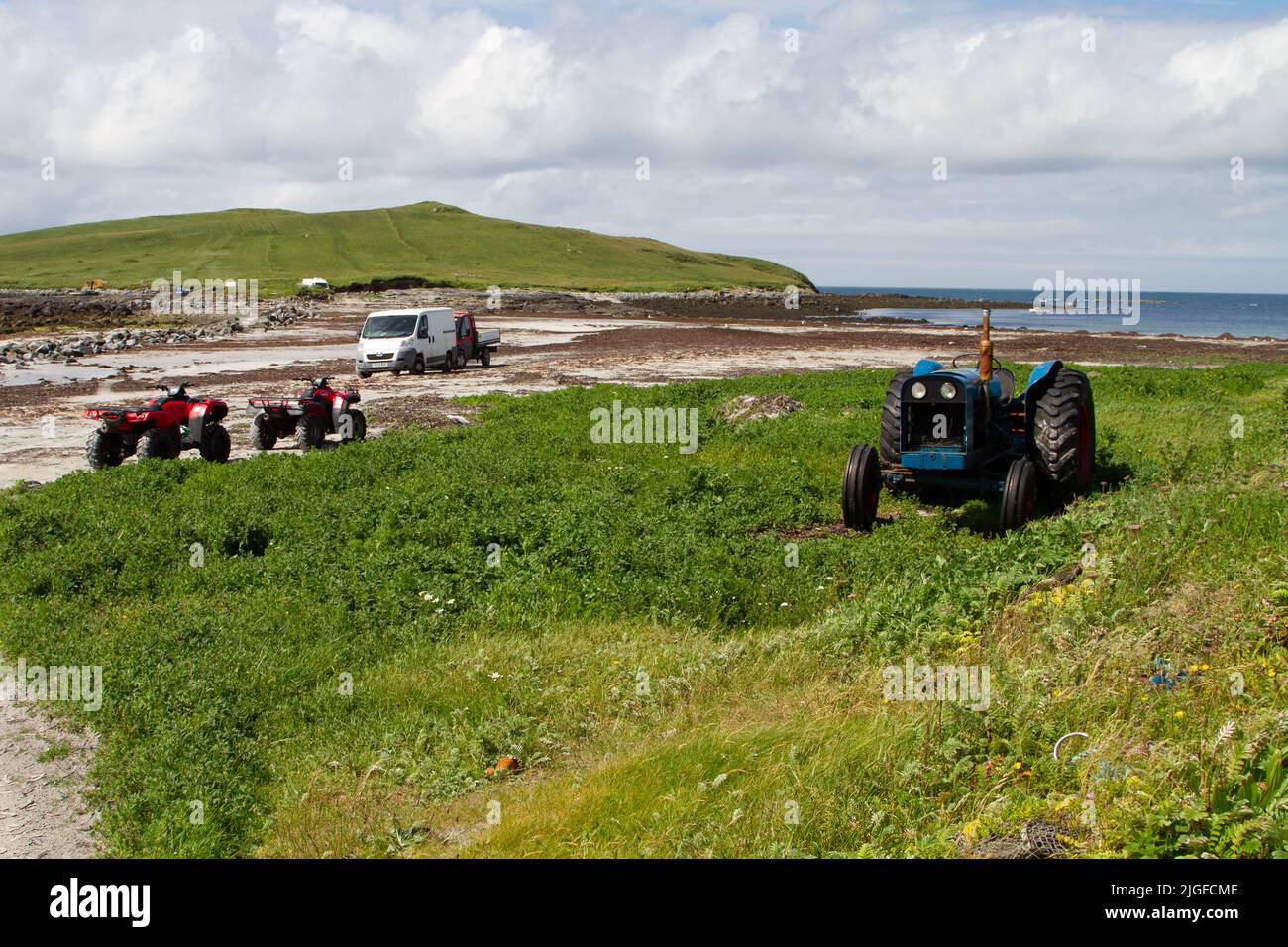 Vehículos agrícolas en la playa de Boisdale, Uist del Sur, Hébridas Exteriores Foto de stock