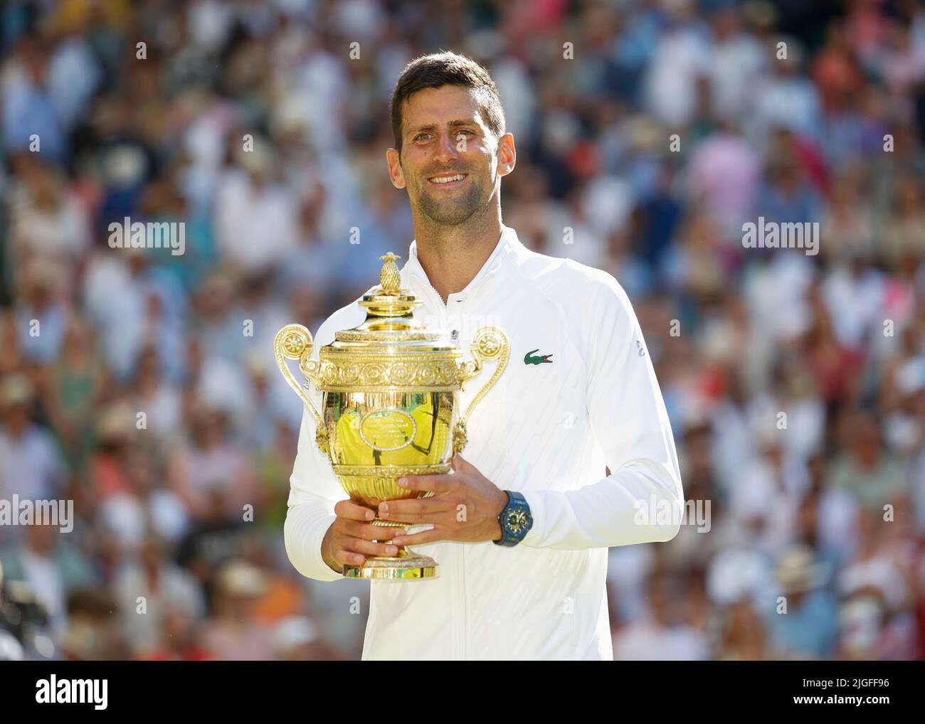 Wimbledon, Gran Bretaña 10th. Julio, 2022. Campeón Novak Djokovic con el trofeo durante la presentación en el Campeonato de Wimbledon 2022 el domingo 10 de julio de 2022., © Juergen Hasenkopf / Alamy Live News Foto de stock