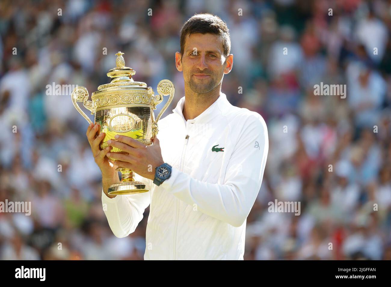 Wimbledon, Gran Bretaña 10th. Julio, 2022. Campeón Novak Djokovic con el trofeo durante la presentación en el Campeonato de Wimbledon 2022 el domingo 10 de julio de 2022., © Juergen Hasenkopf / Alamy Live News Foto de stock