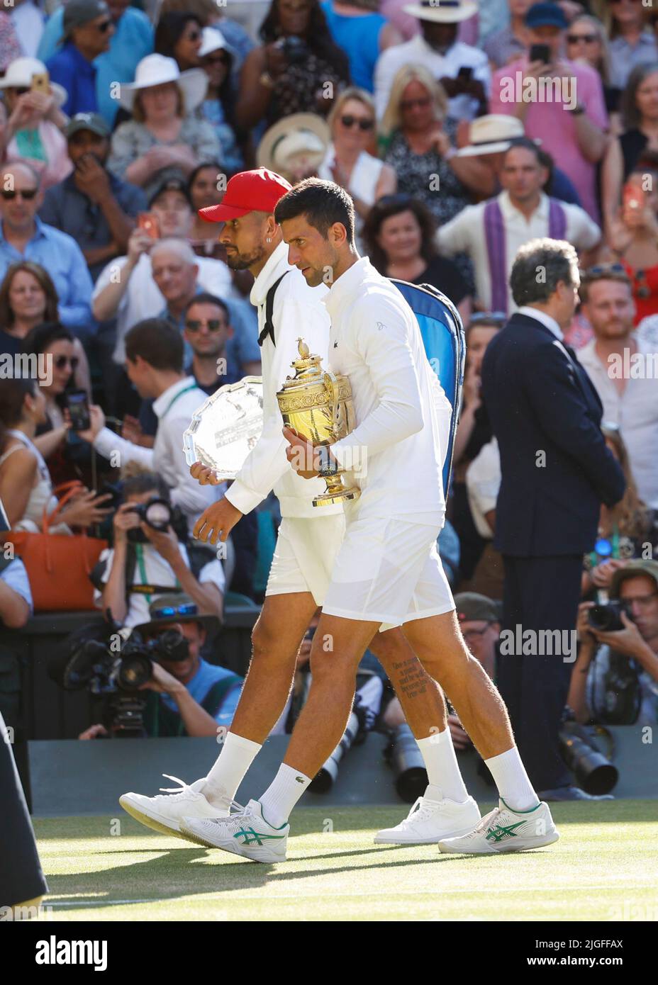 Wimbledon, Gran Bretaña 10th. Julio, 2022. El campeón Novak Djokovic y el subcampeón Nick Kyrgios durante la presentación en el Campeonato de Wimbledon 2022 el domingo 10 de julio de 2022., © Juergen Hasenkopf / Alamy Live News Foto de stock