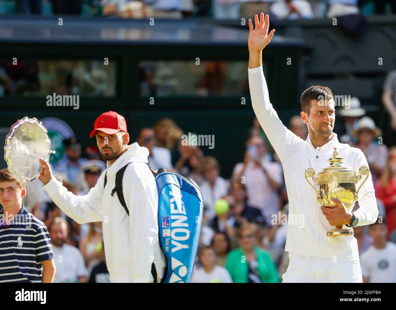 Wimbledon, Gran Bretaña 10th. Julio, 2022. El campeón Novak Djokovic y el subcampeón Nick Kyrgios durante la presentación en el Campeonato de Wimbledon 2022 el domingo 10 de julio de 2022., © Juergen Hasenkopf / Alamy Live News Foto de stock