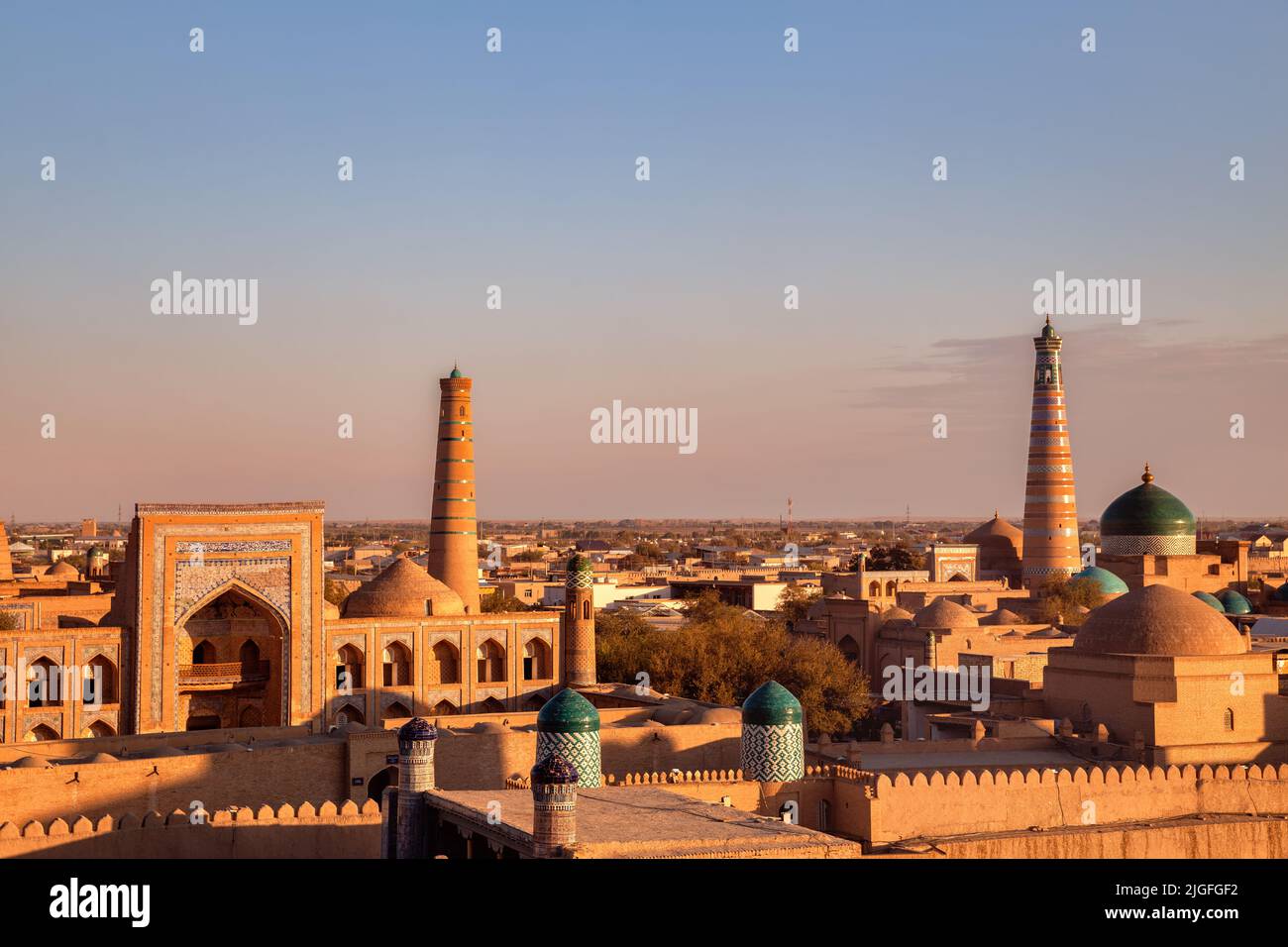 Vista de la puesta de sol desde arriba en la fortaleza Itchan Kala, el casco antiguo de Khiva, Uzbekistán Foto de stock