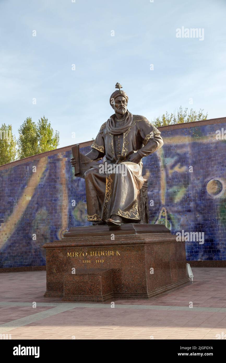 Samarcanda, Uzbekistán - 15 de octubre de 2016: Monumento al destacado astrónomo científico y matemático de la Edad Media Ulugh Beg está instalado Foto de stock