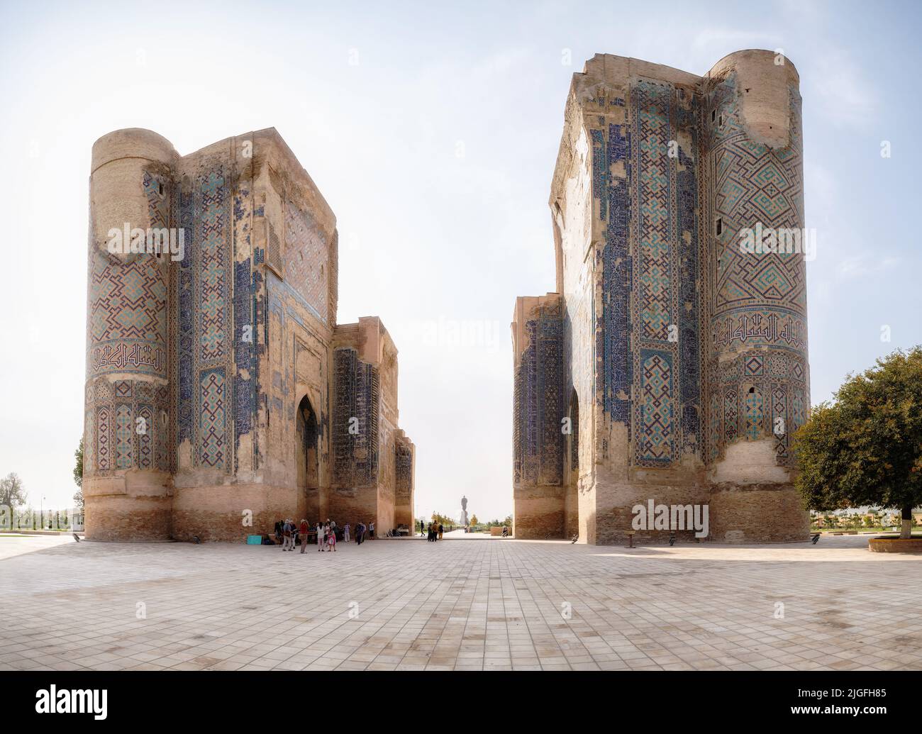 Shakhrisabz, Uzbekistán - 16 de octubre de 2016: Ruinas del palacio de Timur Ak Saray en su ciudad natal de Shakhrisabz Foto de stock
