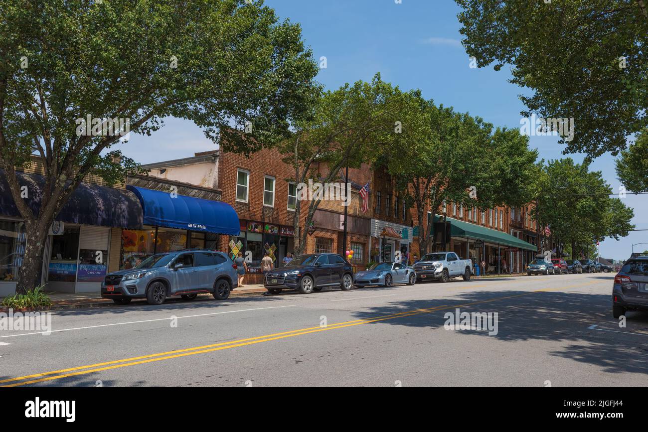 Brevard, Carolina del Norte, EE.UU. - 25 de junio de 2022: Los turistas y los residentes se mezclan en esta pequeña ciudad donde las tiendas pintorescas y los cafés son un favorito. Foto de stock