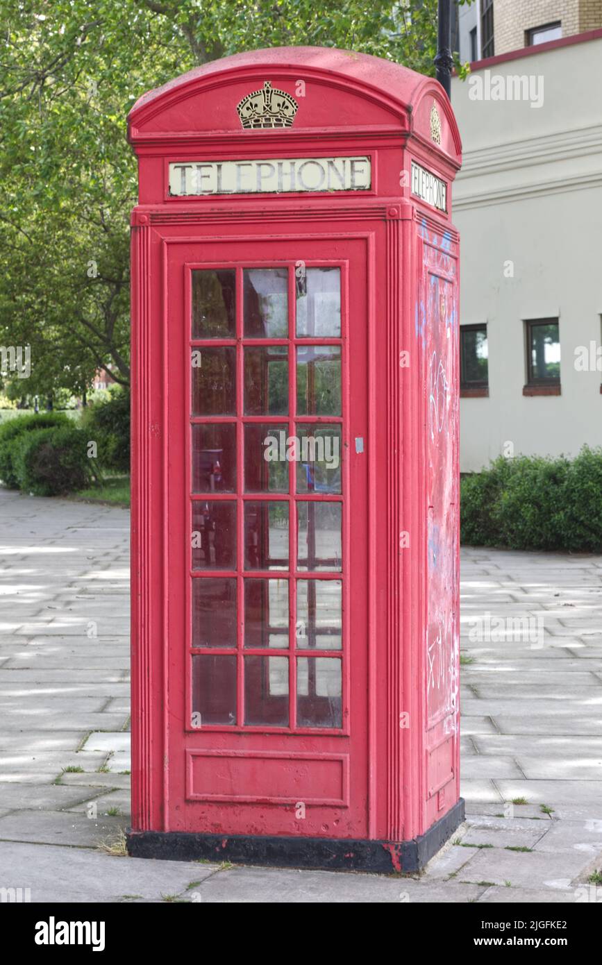 Antiguo, icónico teléfono rojo caja, Inglaterra Foto de stock