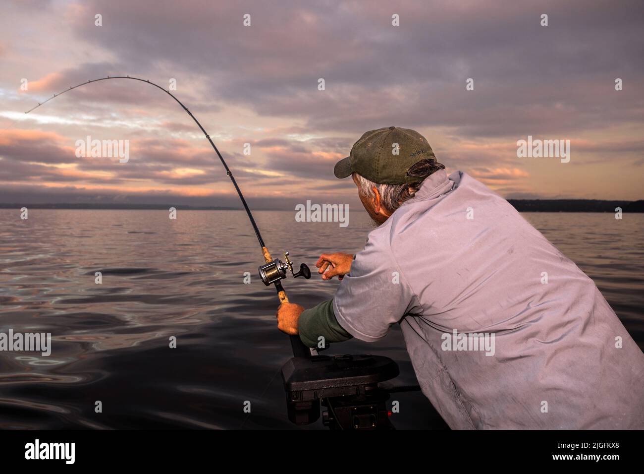 WA20625-00....WASHINGTON - Phil Russell fija una caña de pescar mientras que trolling para el salmón en el sonido de Puget. MR R8 Foto de stock