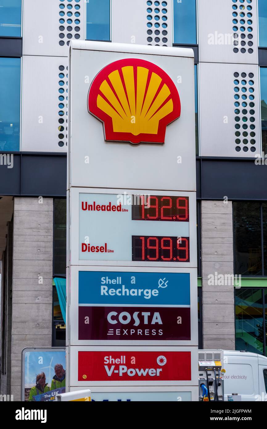 Gasolinera Shell en el centro de Londres cerca de la rotonda de Old Street. Señal de gasolinera Shell. Precios del petróleo en el Reino Unido, Precios del combustible en el Reino Unido. Foto de stock