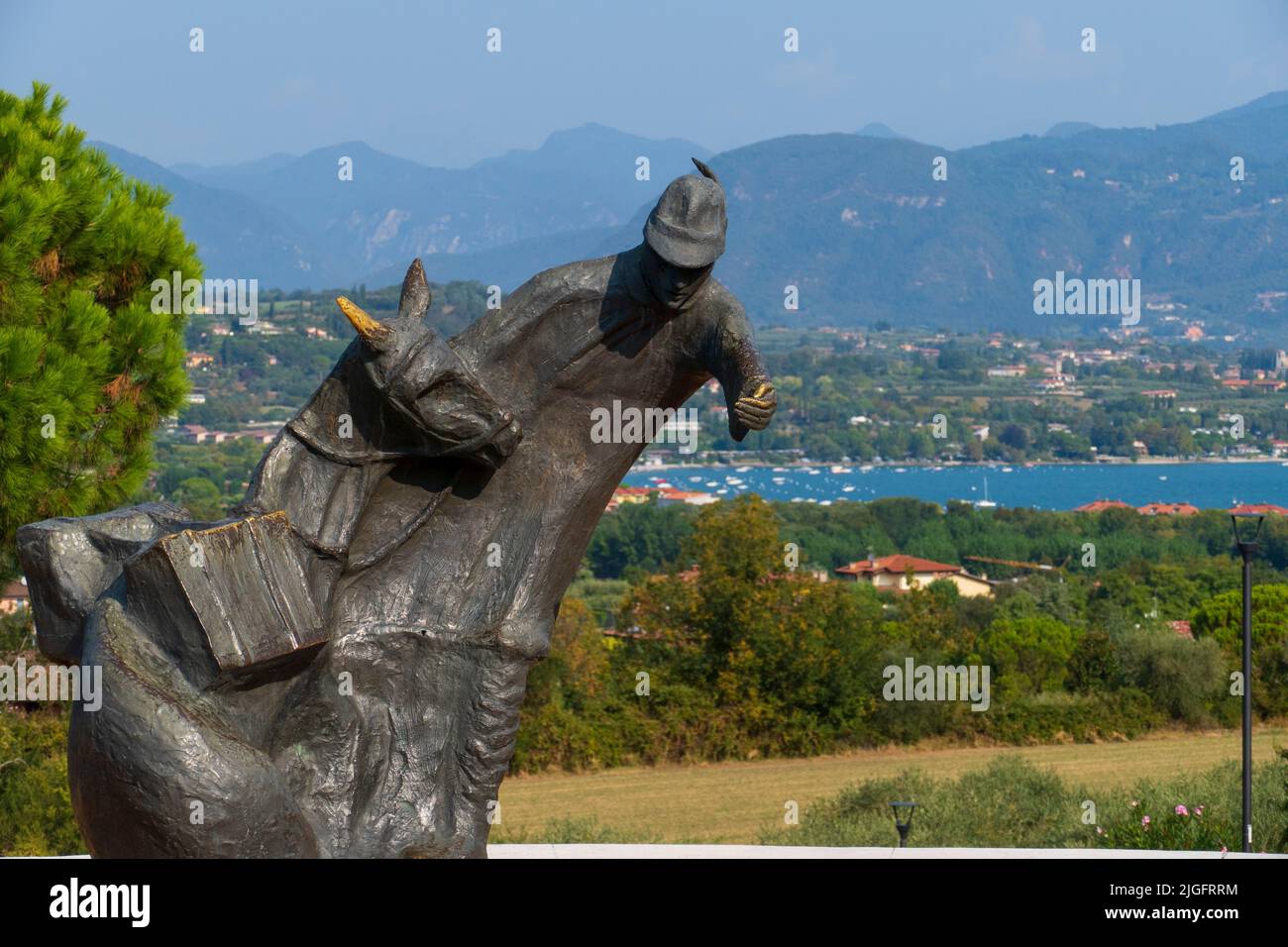 Alpines Denkmal mit Mann und Pferd auf öffentlichem Platz en Manerba Gardasee Foto de stock
