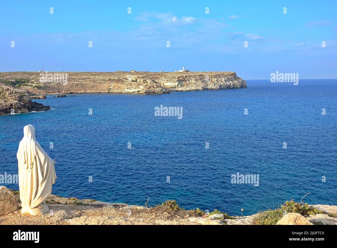 Vista de la costa de la isla de Lampedusa paraíso marino para yates y nadadores. Lampedusa, Italia - Agosto de 2019 Foto de stock