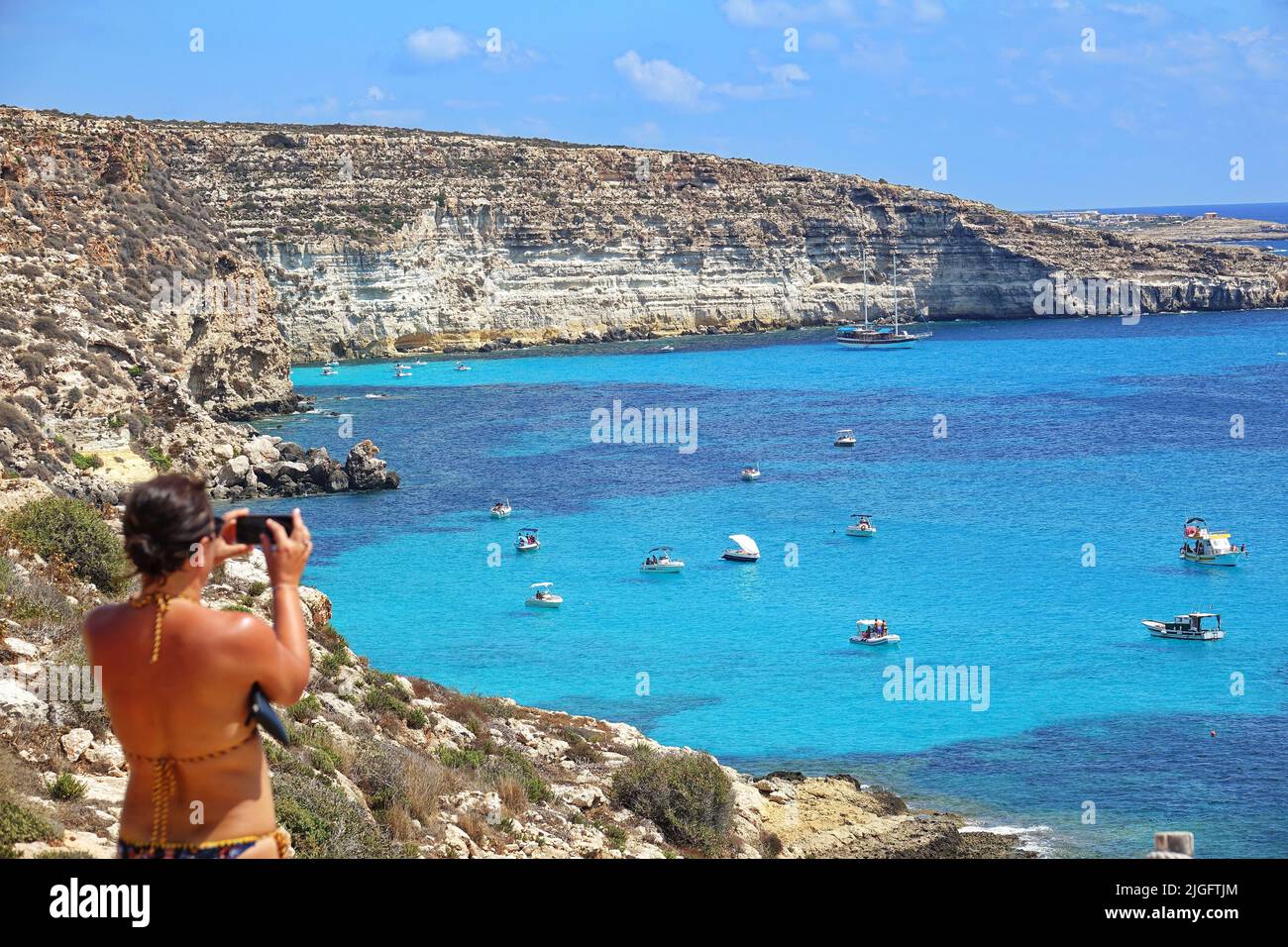 Vista del mar más famoso de Lampedusa, playa de Conejos o isla de Conigli. LAMPEDUSA, ITALIA - AGOSTO DE 2019 Foto de stock
