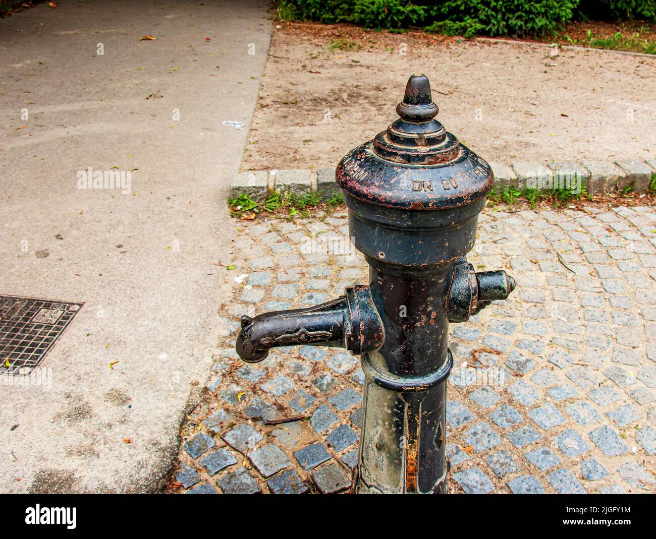 Bomba de agua manual vieja foto de archivo. Imagen de viejo - 38343284