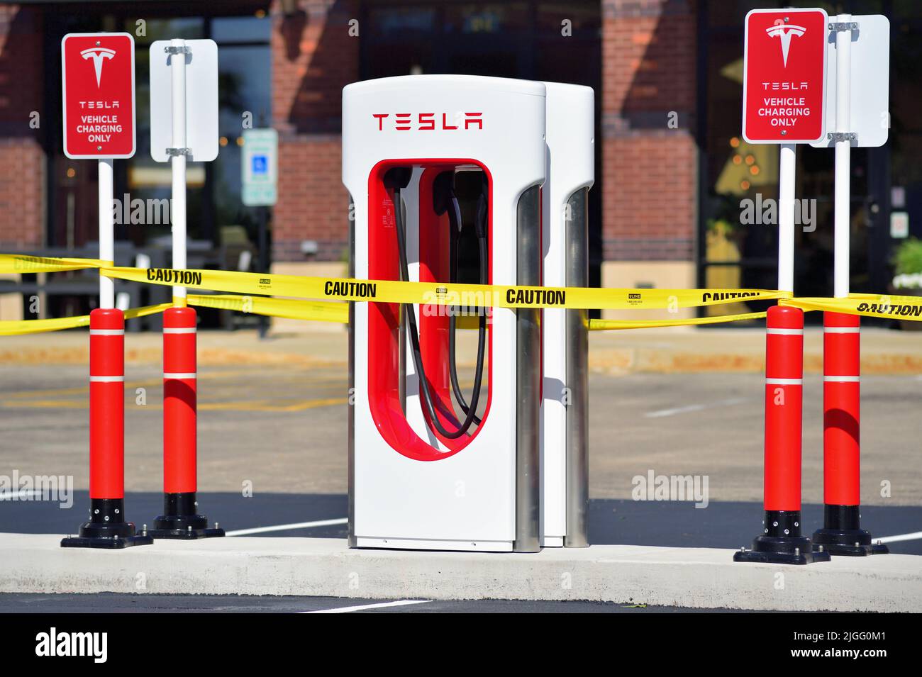 South Barrington, Illinois, EE.UU. Una estación de carga de vehículos eléctricos de Tesla que se está completando en el estacionamiento de un centro comercial suburbano de Chicago de lujo. Foto de stock