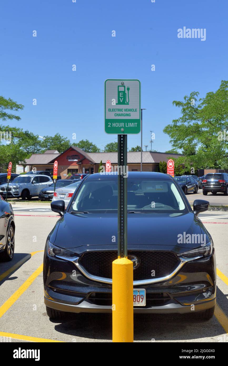 South Elgin, Illinois, EE.UU. Señal que designa una estación de carga de coches eléctricos en un centro comercial suburbano. El número de tales estaciones está en aumento Foto de stock