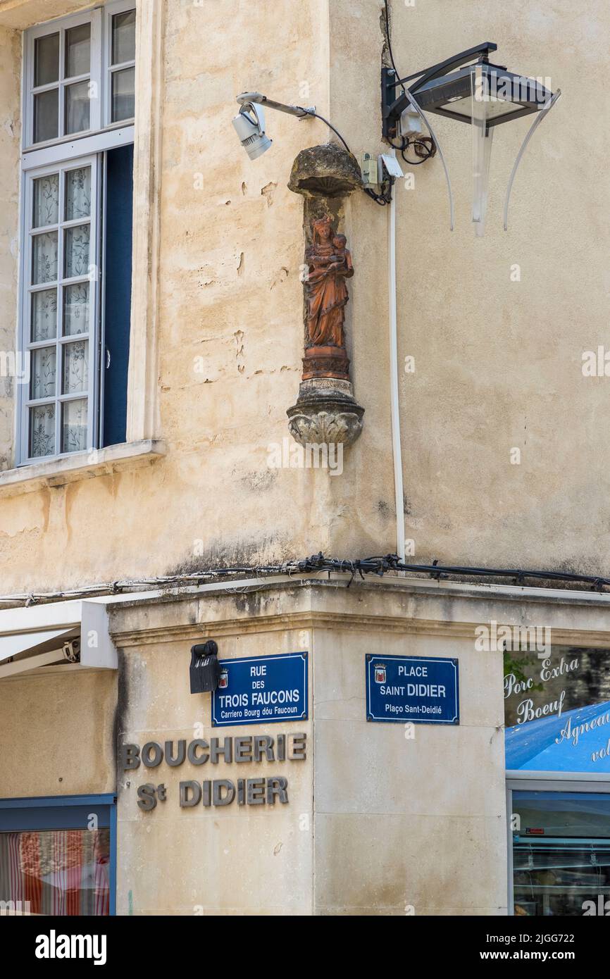 Típico de Aviñón son las figuras de Madonna en muchas fachadas de casas. Aviñón, Francia Foto de stock