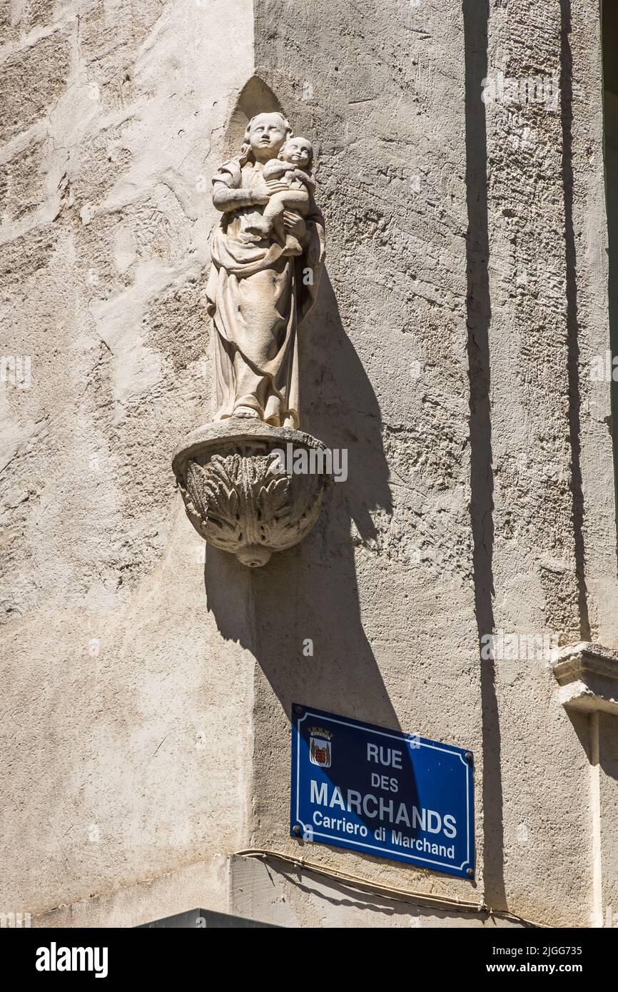 Típico de Aviñón son las figuras de Madonna en muchas fachadas de casas. Aviñón, Francia Foto de stock
