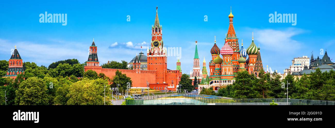 Kremlin de Moscú y Catedral de San Basilio, Rusia. Vista panorámica de Moscú en verano, hermoso paisaje de la capital rusa. Panorama de la ciudad de Moscú l Foto de stock