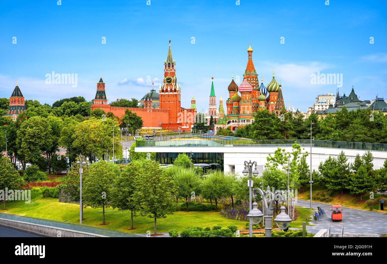 Vistas al Kremlin de Moscú y a la Catedral de San Basilio desde el Parque Zaryadye, Moscú, Rusia. Panorama de la capital rusa en verano, paisaje agradable, paisaje Foto de stock