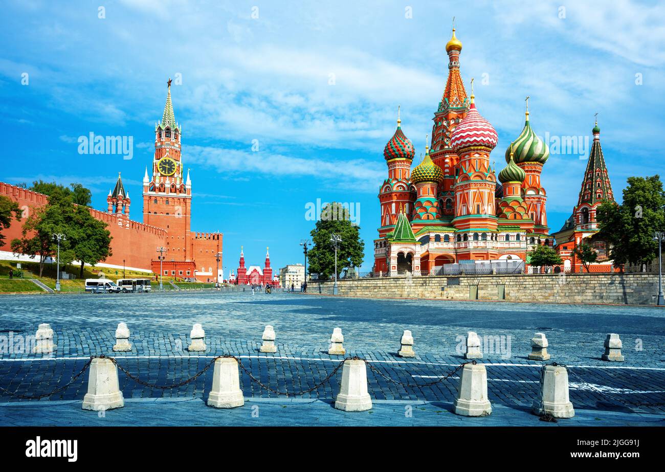 Kremlin de Moscú y Catedral de San Basilio en verano, Rusia. Bonita vista de los puntos de interés de la ciudad de Moscú en la Plaza Roja. Paisaje de los famosos monumentos de Moscú. T Foto de stock