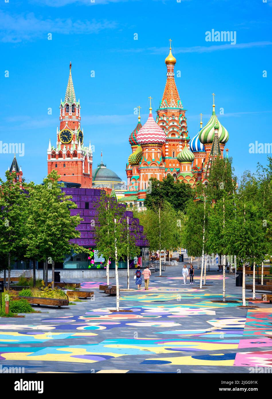 Kremlin de Moscú y Catedral de San Basilio, vista desde el moderno parque Zaryadye, Rusia. Bonita vista vertical de los puntos de interés de la ciudad de Moscú Foto de stock
