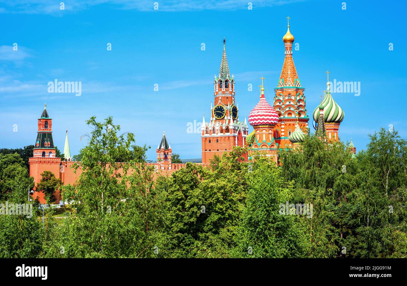 Kremlin de Moscú y Catedral de San Basilio en verano, Rusia. Hermosa vista panorámica de los famosos puntos de interés de la ciudad de Moscú y el cielo azul desde el parque verde. Viajes, natu Foto de stock