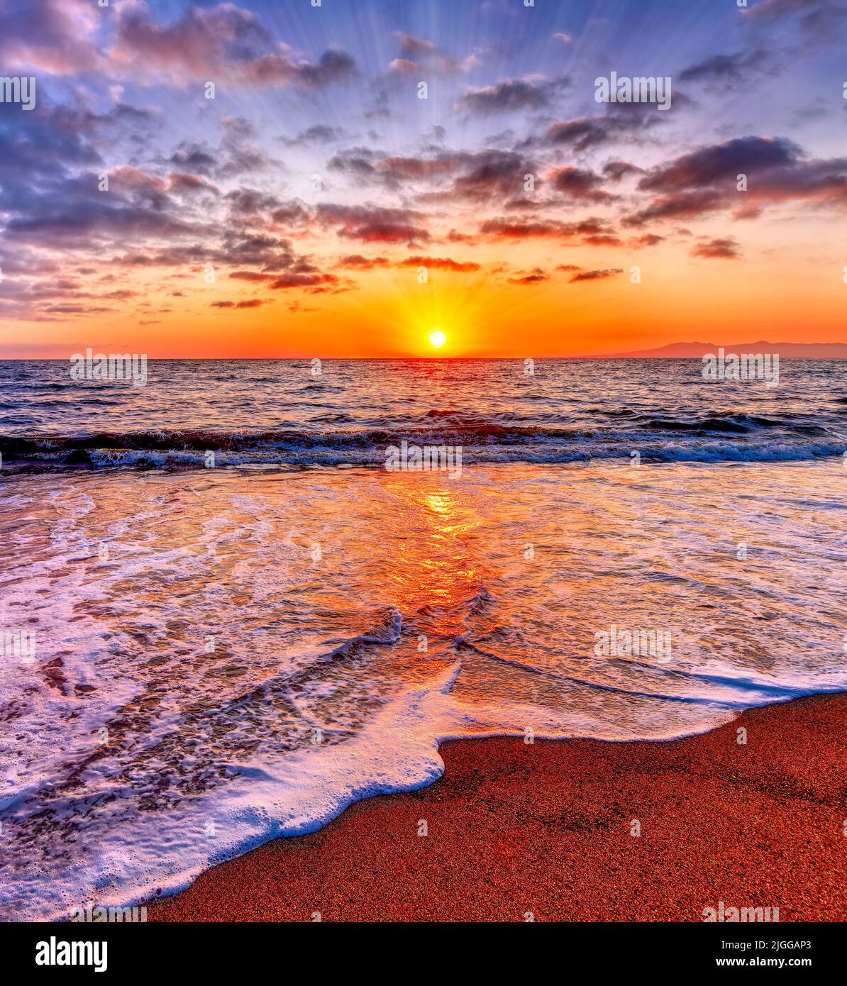 Una playa tropical al amanecer con rayos Ran que estallan en formato vertical de la imagen Foto de stock