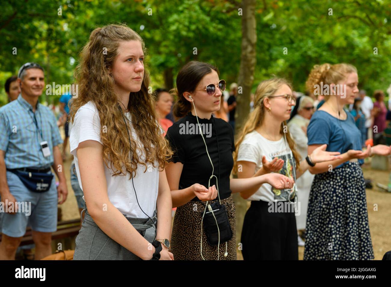 Jóvenes, entre otros peregrinos, rezando durante el Mladifest 2021 – el festival de la juventud – en Medjugorje. Foto de stock