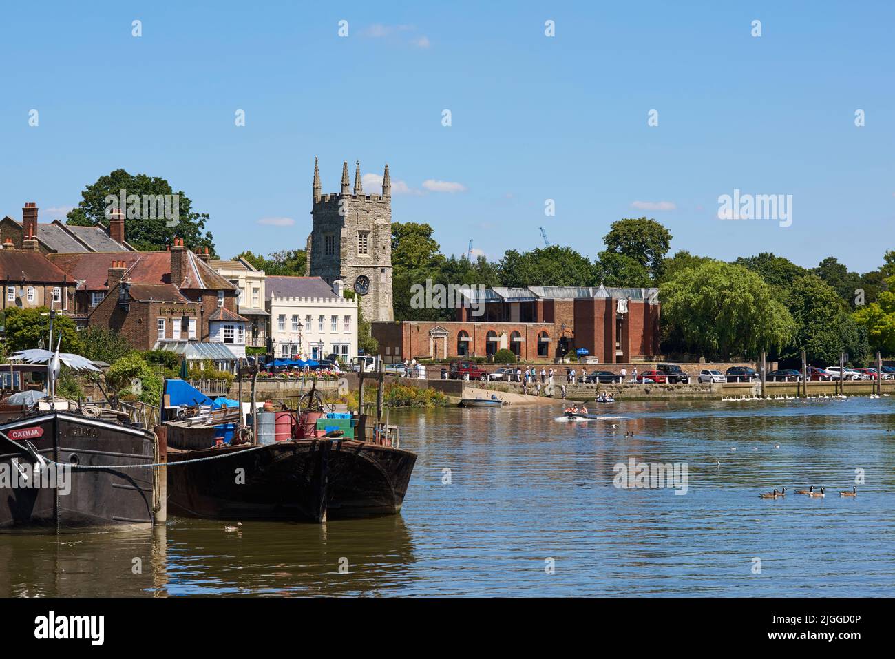 Old Isleworth, Londres Occidental, Reino Unido, en verano, con vistas al este desde la orilla norte del río Támesis Foto de stock