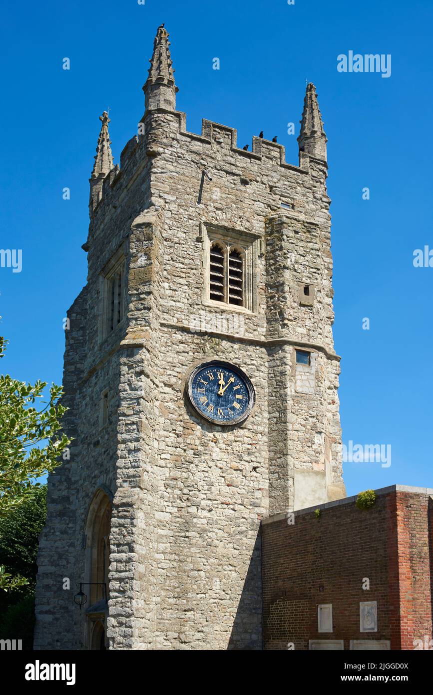 La torre de ragstone del siglo 15th de la iglesia de Todos los Santos, Old Isleworth, en el distrito londinense de Hounslow, al oeste de Londres, Reino Unido Foto de stock