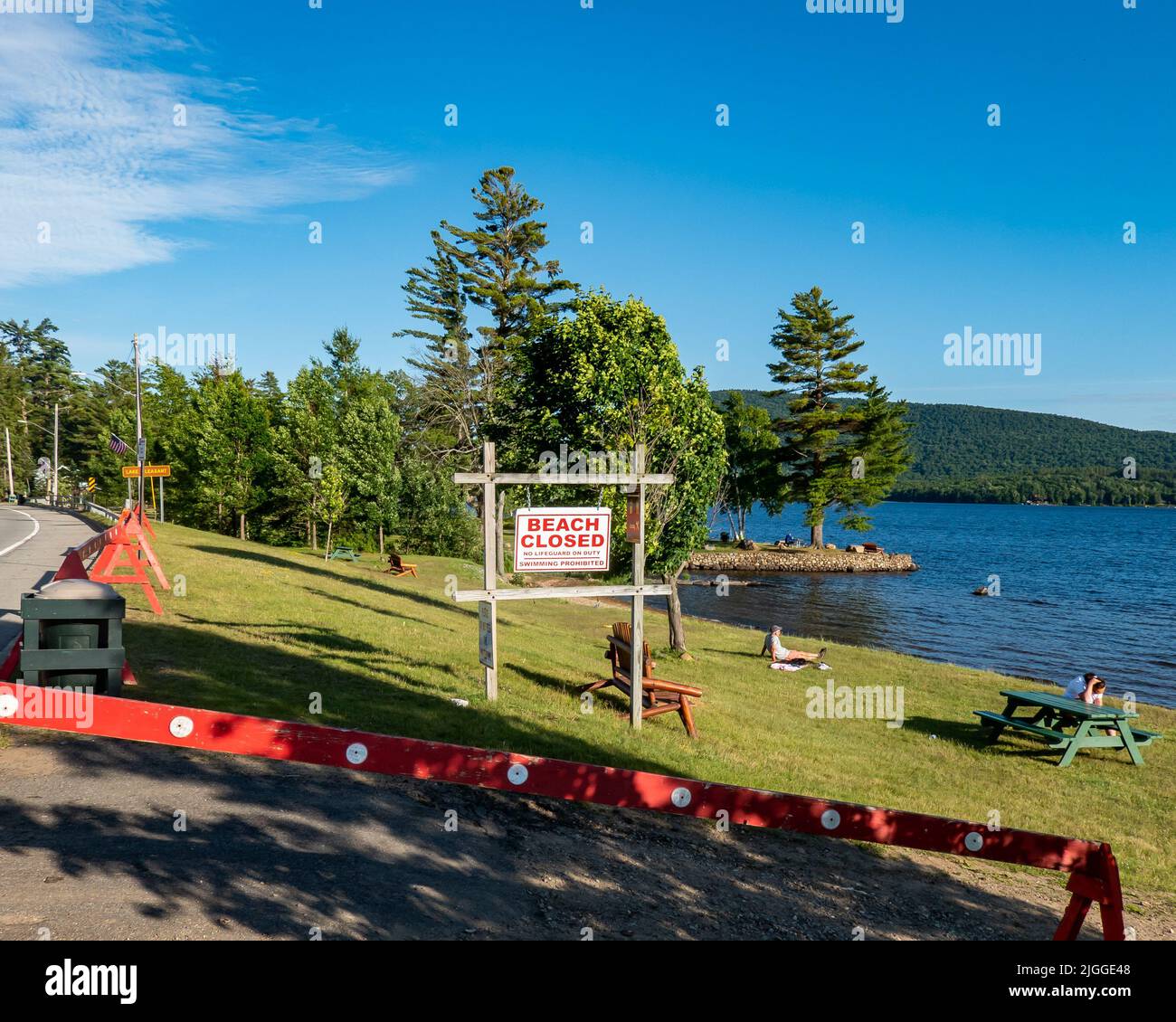 Cartel anunciando especulador, playa de natación en Nueva York en el Lago Pleasant debido a que no hay socorrista de servicio Foto de stock