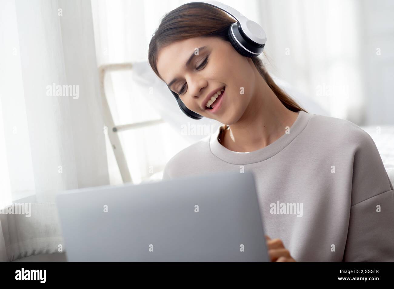 Mujeres asiáticas sanas escuchando música con auriculares mientras