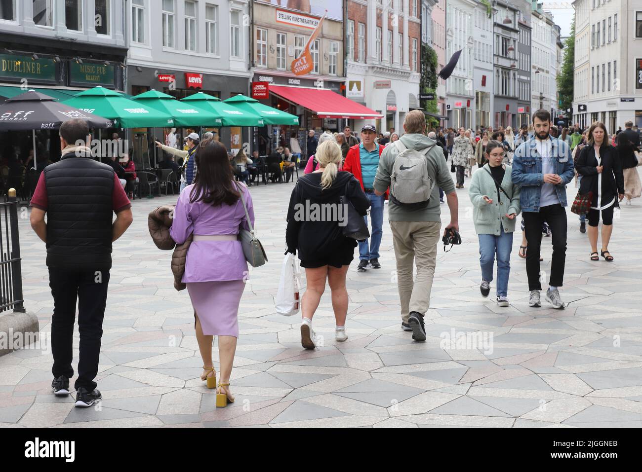 Copenhague, Dinamarca - 14 de junio de 2022: La gente se acercaba a la plaza Amagaertorv en la calle comercial Stroget. Foto de stock