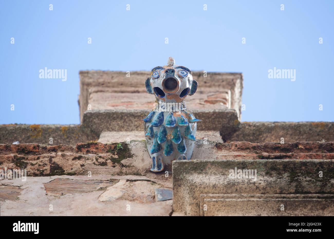 Gárgola de porcelana del Palacio de Weathervanes, casco antiguo de Cáceres, Extremadura, España Foto de stock