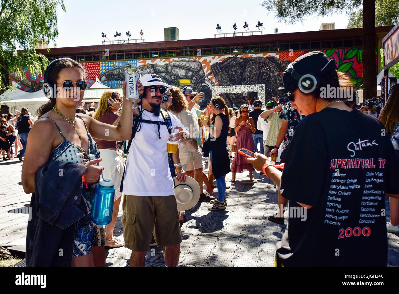 Napa Valley, California, 29 de mayo de 2022 - Amortiguación disfrutando de la Disco Silencioso en el 2022 Festival BottleRock en Napa California, crédito: Ken Howard/Alamy L. Foto de stock