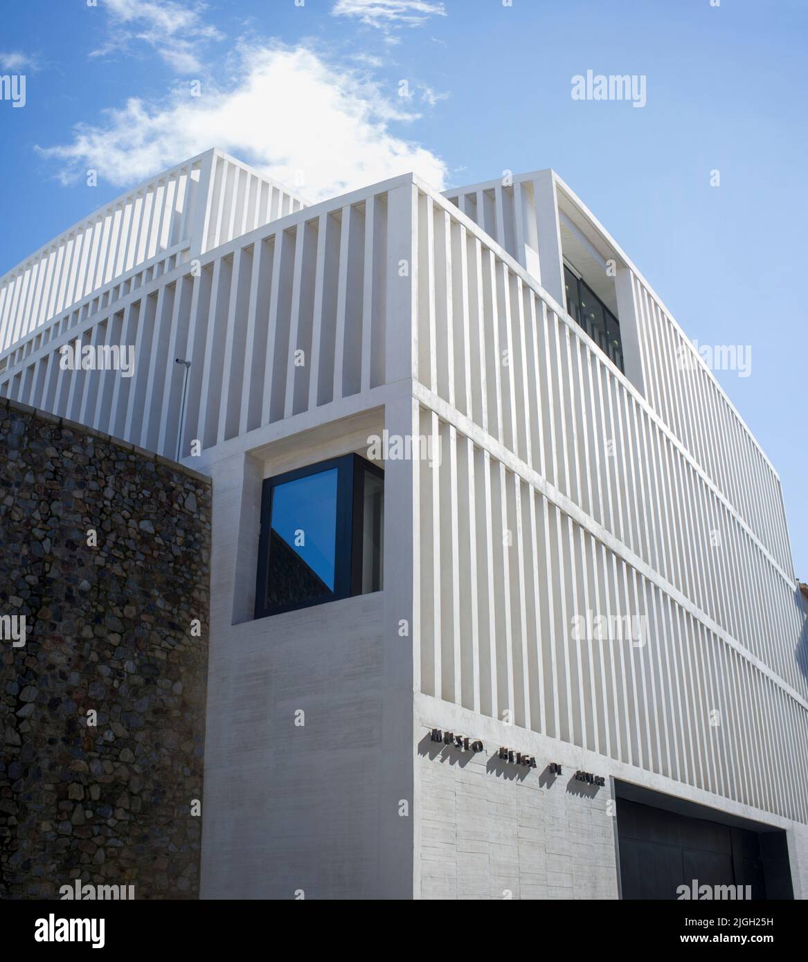 Cáceres, España - 23 de febrero de 2021: Fundación Helga de Alvear Centro de Artes Visuales de Cáceres, Extremadura, España. Edificio de la calle camino Llano Foto de stock