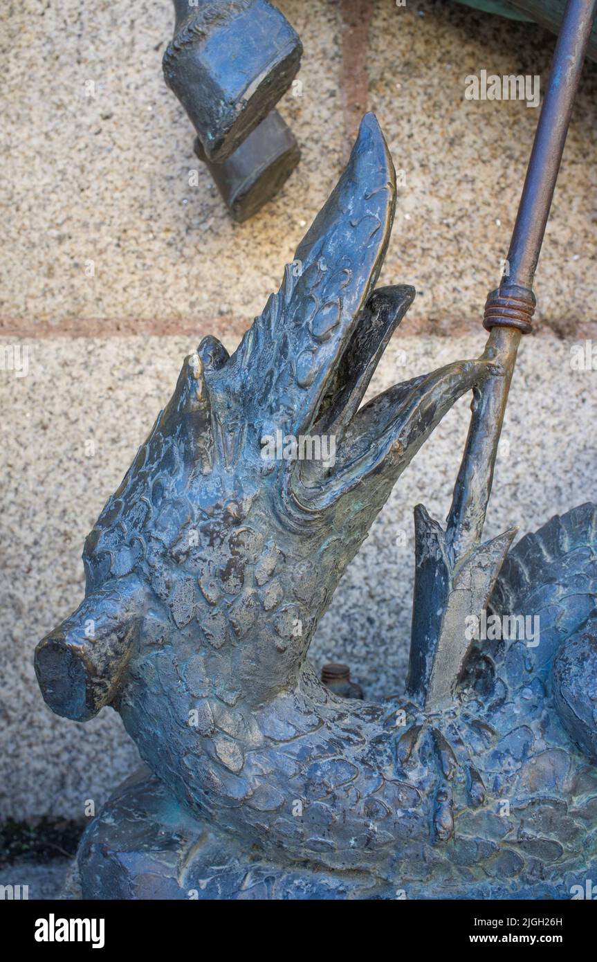 Dragón herido por la lanza de San Jorge. Escultura de bronce en Cáceres, Extremadura, España Foto de stock