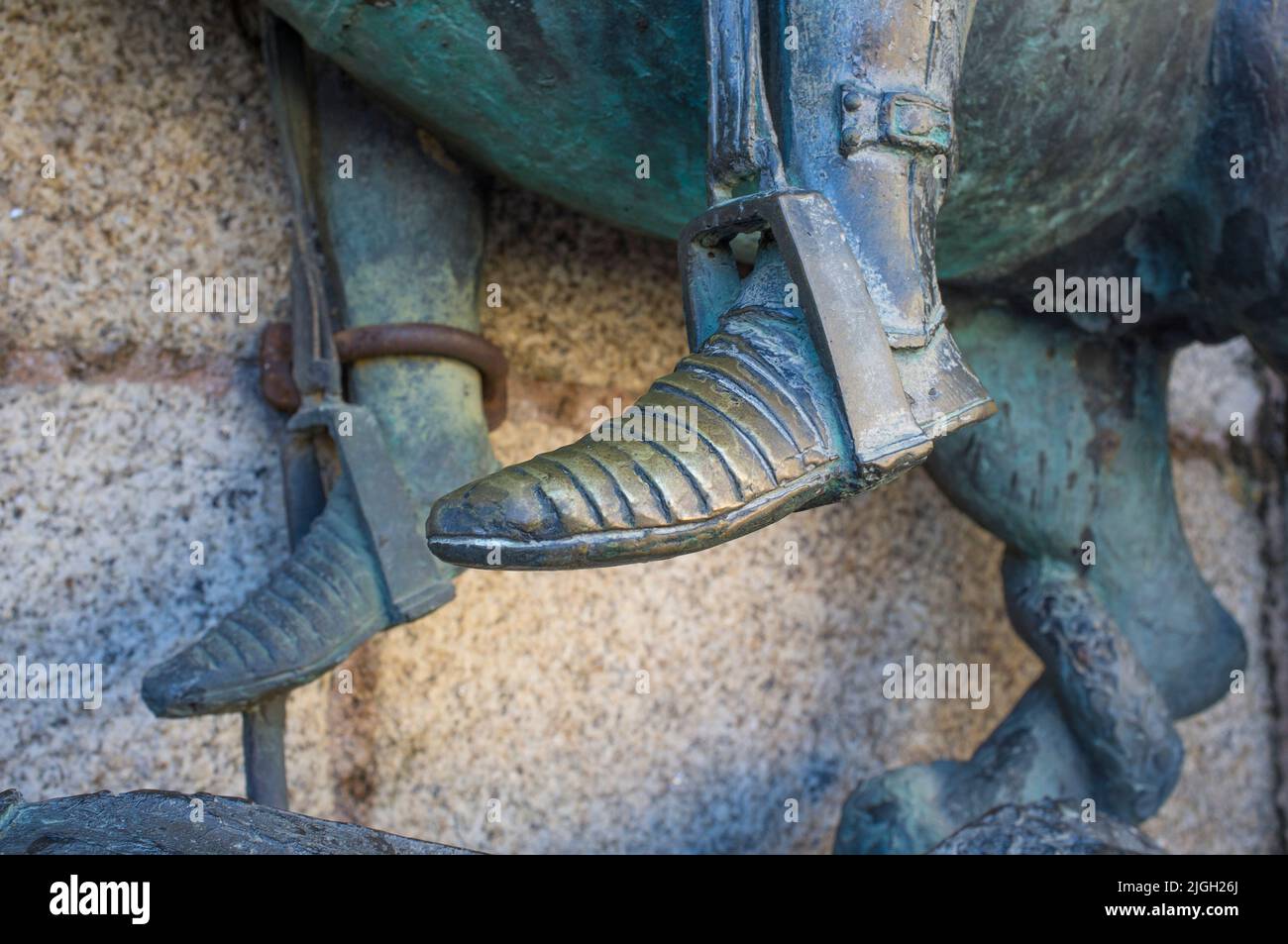 Pies en estribo de San Jorge. Escultura en bronce en Cáceres, España Foto de stock