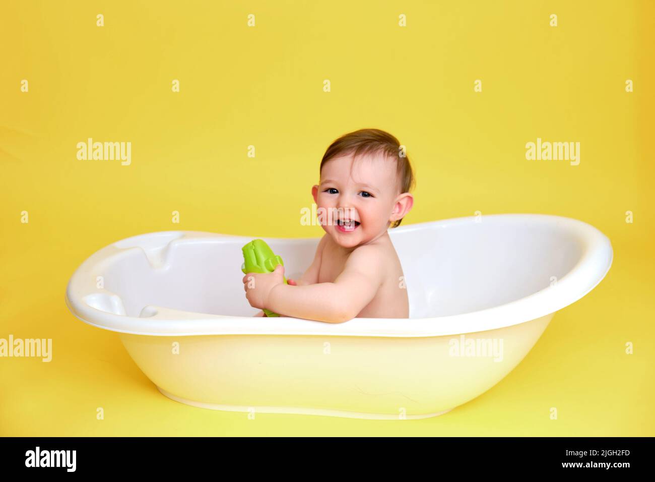 Cocodrilo jugando niño fotografías e imágenes de alta resolución - Alamy