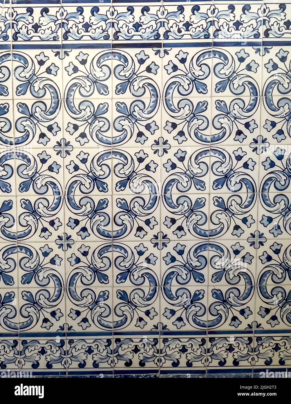 Azulejos tradicionales portugueses de color azul que decoran la escalera principal del monasterio de San Miguel de Refojos, construido en 1755 en estilo barroco para el BE Foto de stock