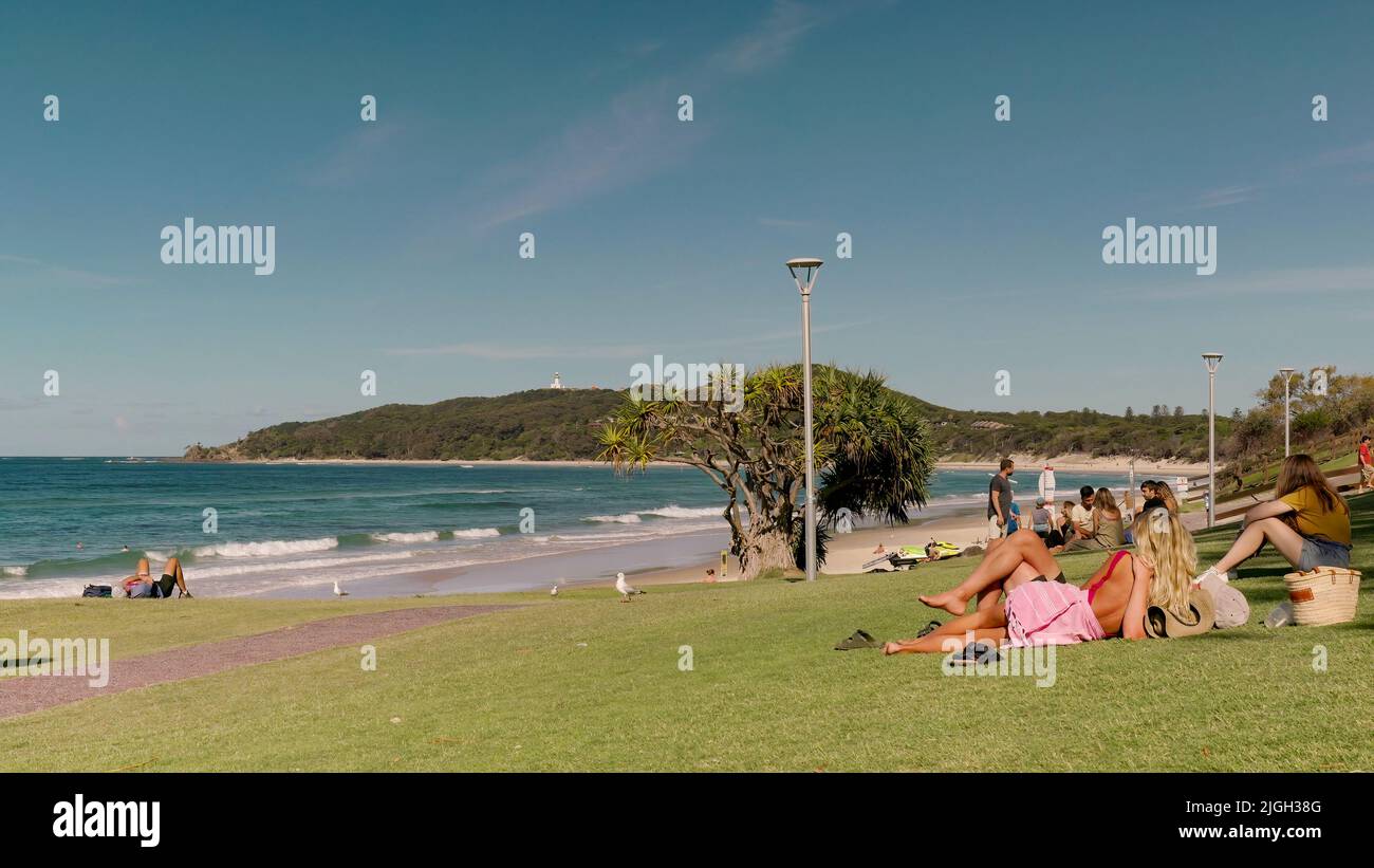 BYRON BAY, AUSTRALIA - 3 2021 DE NOVIEMBRE: Vista por la tarde del parque apex y la playa principal Foto de stock