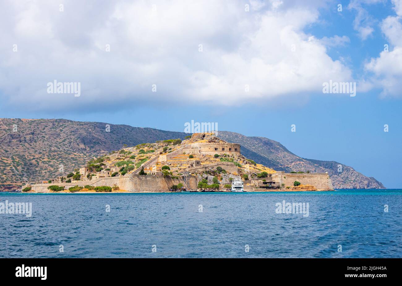 Elounda, Creta, Grecia:13JUN2022. Isla de Spinalonga en Creta, vista desde Elounda lado del mar. Sol en la isla. Foto de stock
